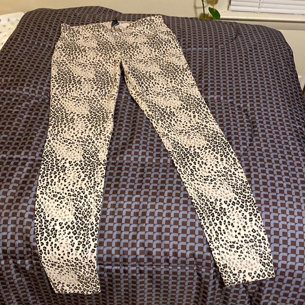 Hue medium stretch denim leggings in leopard print.